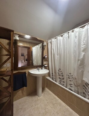 Serviettes fournies, savon, papier de toilette