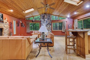 Smart TV, fireplace - Arrowhead Lodge – Walk to Lake & Private Dock (Pocono Lake)