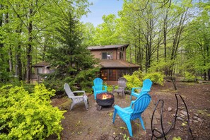 Terrace/patio - Arrowhead Lodge – Walk to Lake & Private Dock (Pocono Lake)