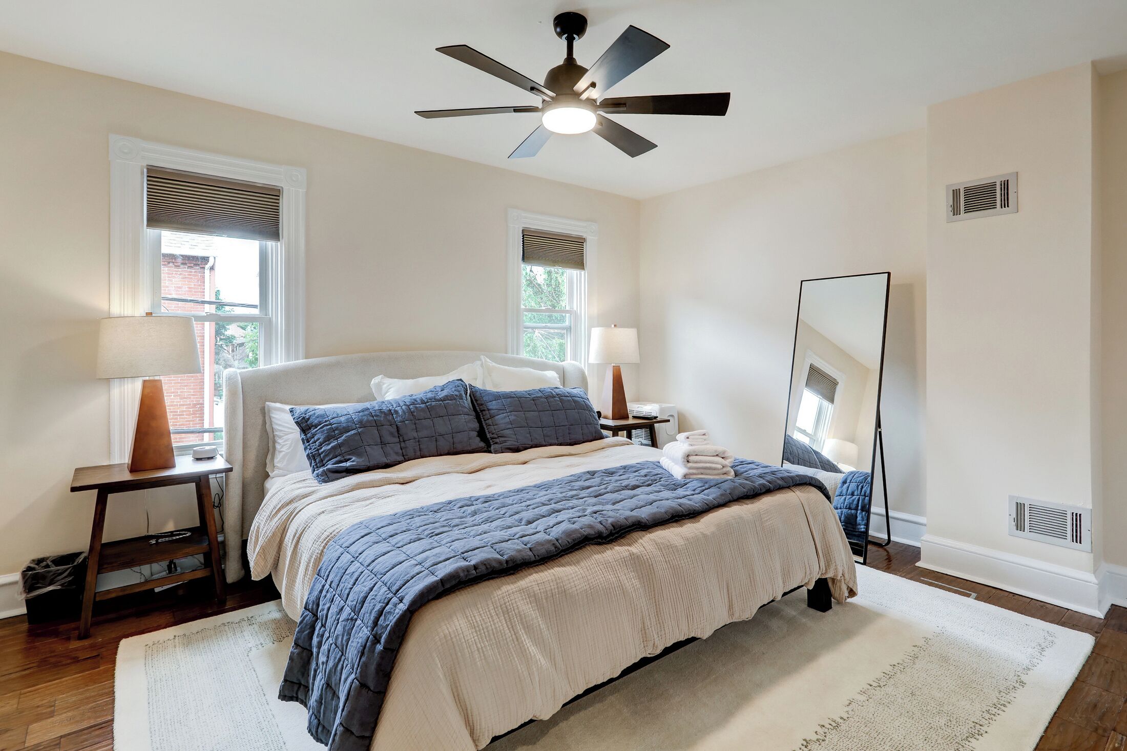 Planxa i posts de planxar, un bressol de viatge i roba de llit 