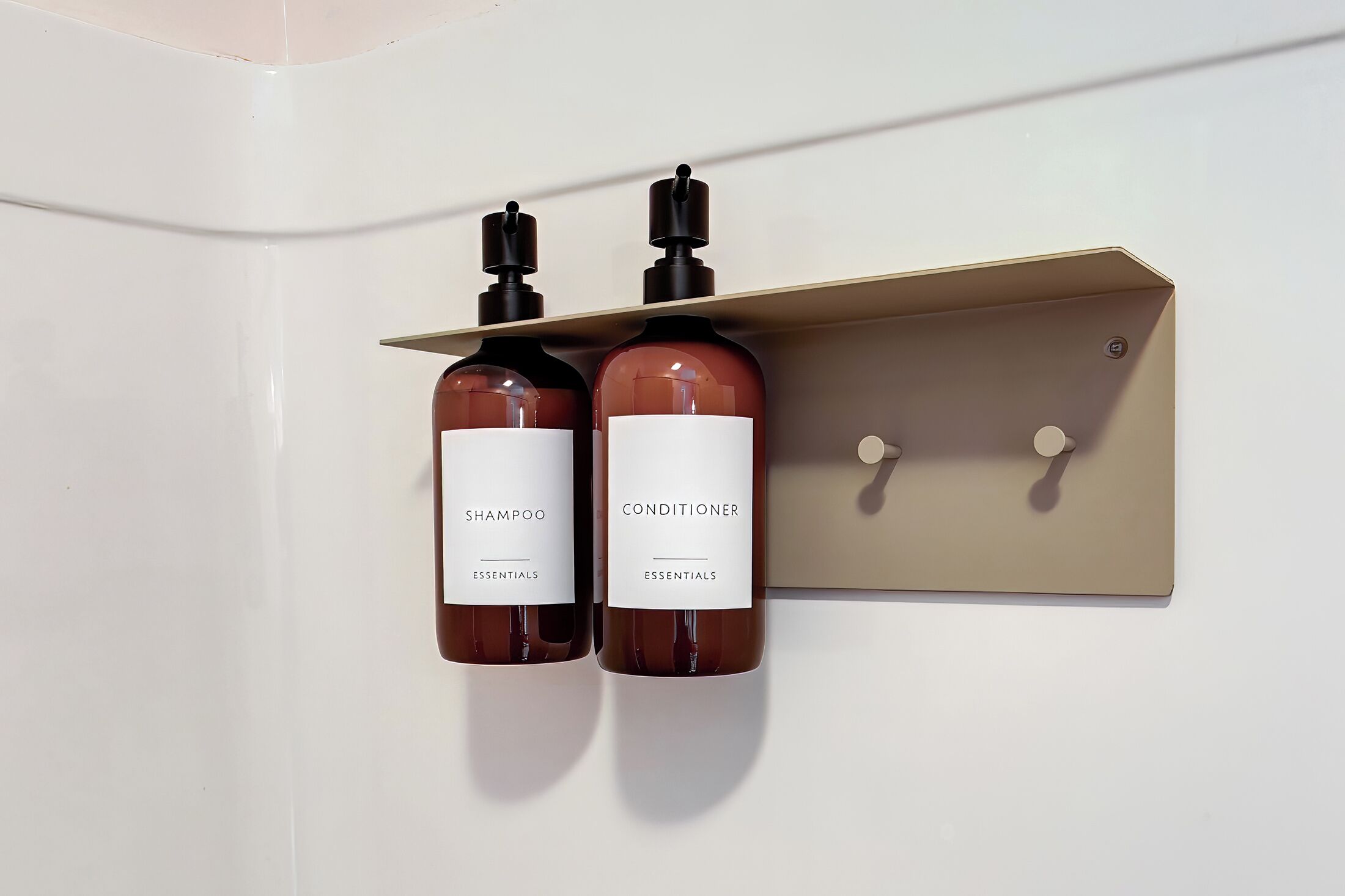 Deux bouteilles de shampoing et d’après-shampoing sur une étagère fixée au mur.