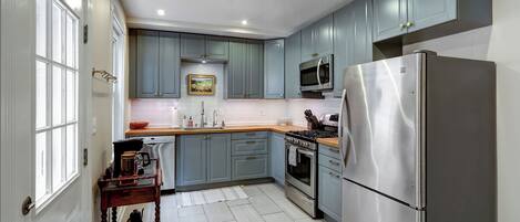 Een koelkast, een magnetron, een oven, een kookplaat