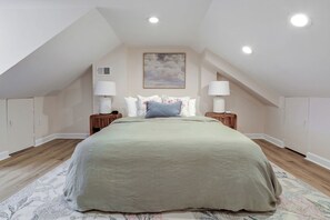 Strykejern/-brett, reiseseng for barn og sengetøy