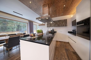 Private kitchen - Chalet in Neukirchen Near Ski Lift (Neukirchen am Grossvenediger)