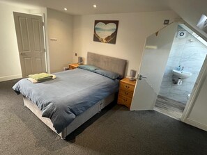 6 habitaciones, tabla de planchar con plancha y wifi gratis