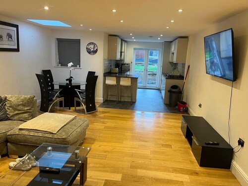 Southgate Home - Sleeps 12 - Parking - Central