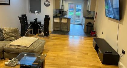 Southgate Home - Sleeps 12 - Parking - Central