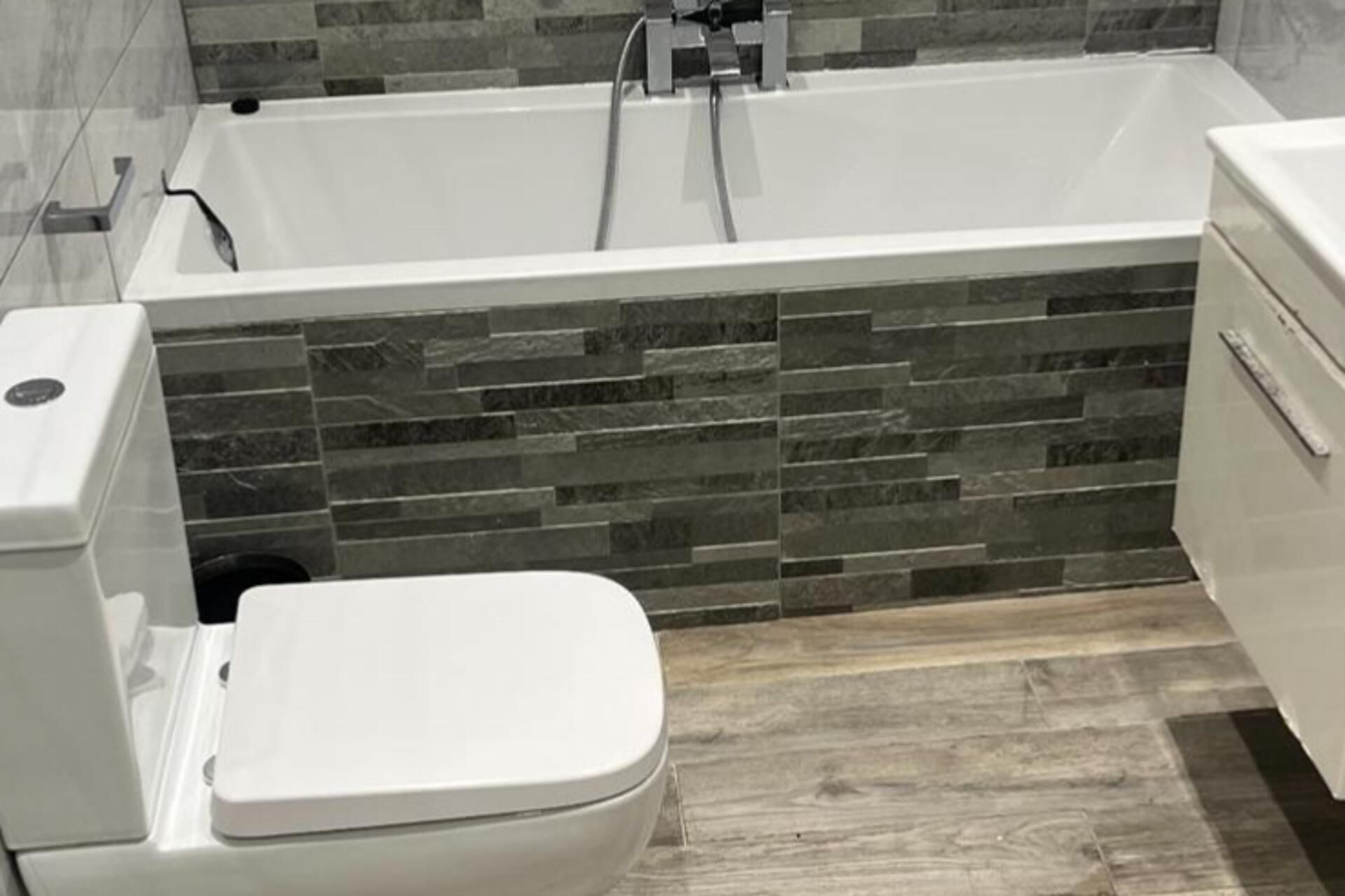 House | Bathroom | Separate bathtub and shower, deep-soaking bathtub, hair dryer, towels