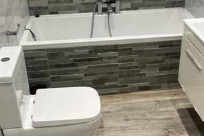 Bathroom - Southgate Home - Sleeps 12 - Parking - Central (London)