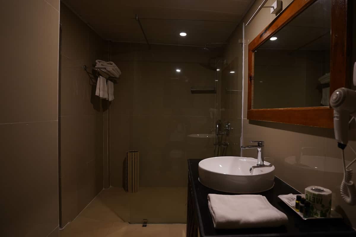 Deluxe Suite, Mountain View | Bathroom | Designer toiletries, hair dryer, slippers, towels
