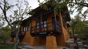 Un edificio tradicional con balcón y un letrero que dice 'No tires basura'.