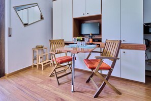 Dining - Lake Maggiore - Elegant Apartment with Pool (Euroville)