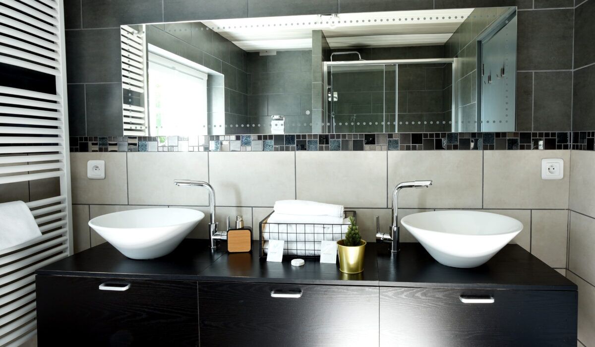 Deluxe Double Room, Mountain View | Bathroom | Hair dryer