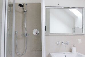 Dusche, Haartrockner, Bidet, Handtücher