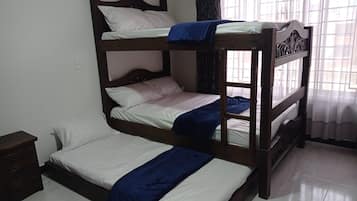 3 habitaciones, tabla de planchar con plancha, wifi y ropa de cama