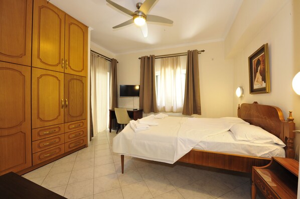 3 habitaciones, tabla de planchar con plancha, wifi y ropa de cama 