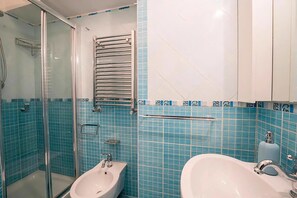 Douche, sèche-cheveux, bidet