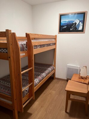 1 chambre, fer et planche à repasser