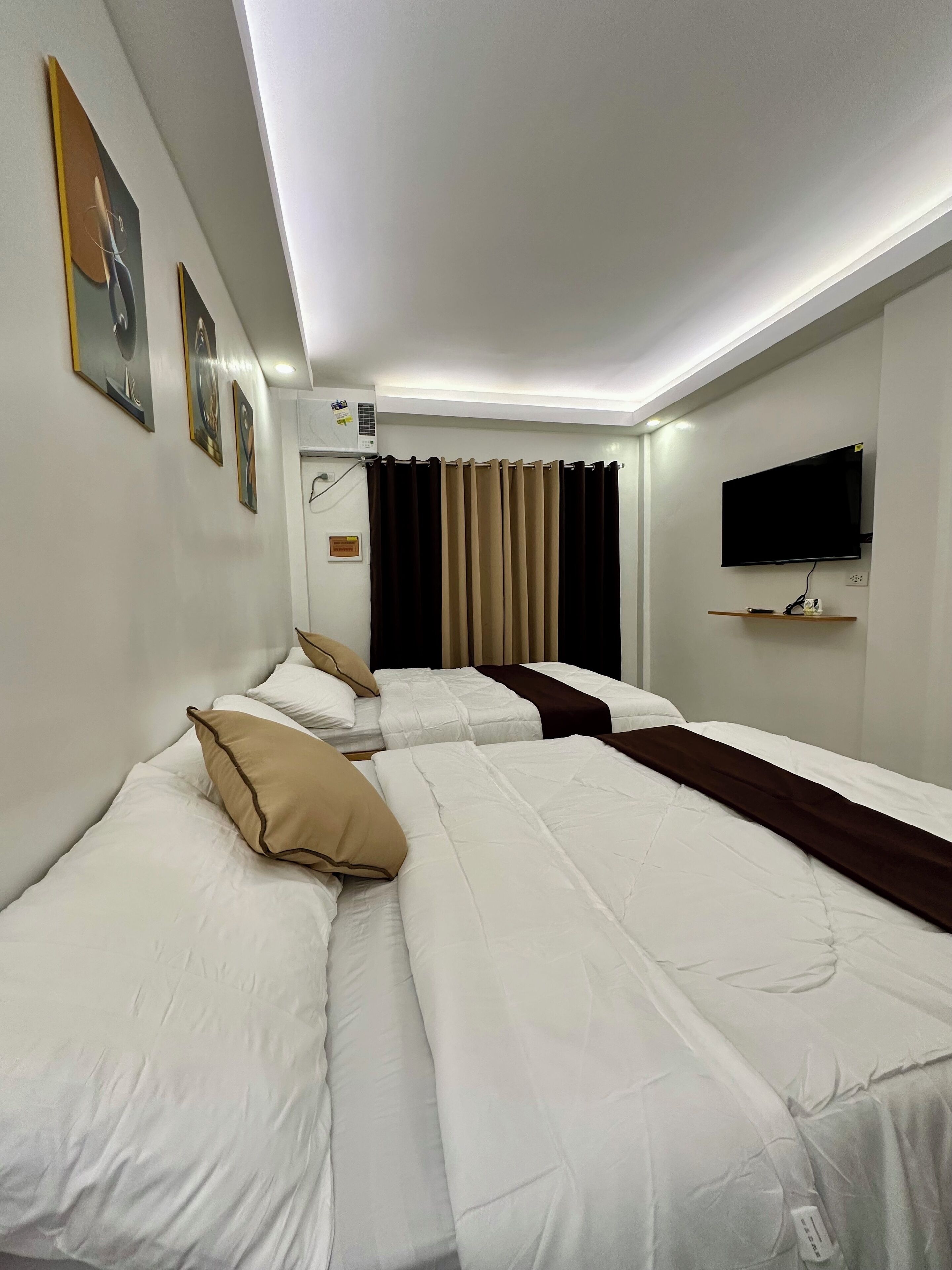 Habitación cuádruple familiar, baño privado, vista parcial al océano | Escritorio y espacio para trabajar con laptop 