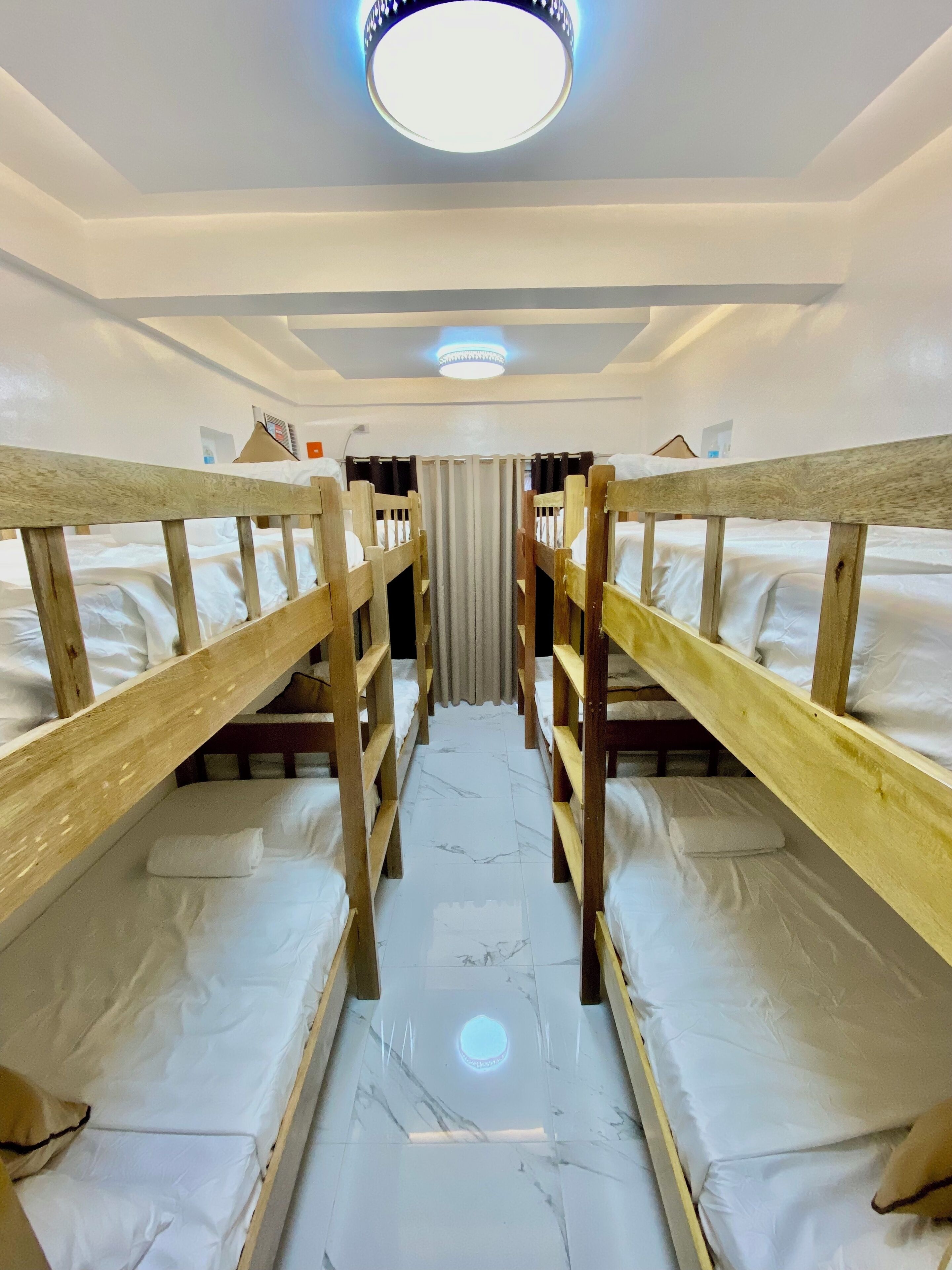 Delad sovsal - Standard | Skrivbord och arbetsyta för laptop