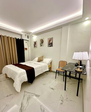 Deluxe tweepersoonskamer, privébadkamer, gedeeltelijk uitzicht op oceaan | Een bureau, een laptopwerkplek