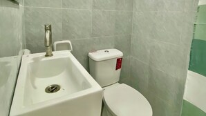 Ein Badezimmer mit Waschbecken, Toilette und Handtuchhalter.