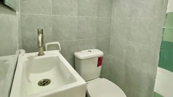 ห้องสแตนดาร์ดดับเบิล | ห้องน้ำ | ฝักบัว, ไดร์เป่าผม, ผ้าเช็ดตัว, สบู่