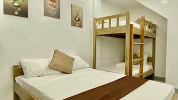 Grand vierpersoonskamer | Een bureau, een laptopwerkplek