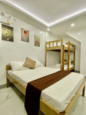 Desk, laptop workspace - Casa Vina El Nido (El Nido)