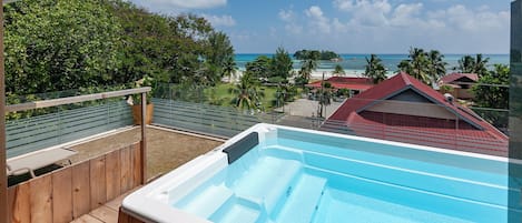 Piscina com vista para o oceano e a praia.