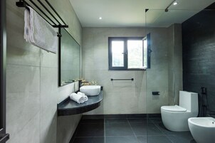 Ducha, artículos de higiene personal gratuitos, secador de pelo y bidé
