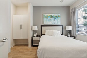 1 Schlafzimmer, Schreibtisch, Bügeleisen/Bügelbrett, Reisekinderbett