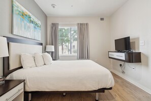 1 Schlafzimmer, Schreibtisch, B ügeleisen/Bügelbrett, Reisekinderbett