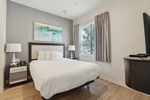 1 dormitori, escriptori i planxa i posts de planxar 