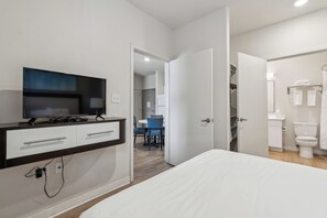 2 chambres, bureau, fer et planche à repasser, lit parapluie