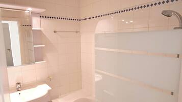 Een douche, een bidet, handdoeken