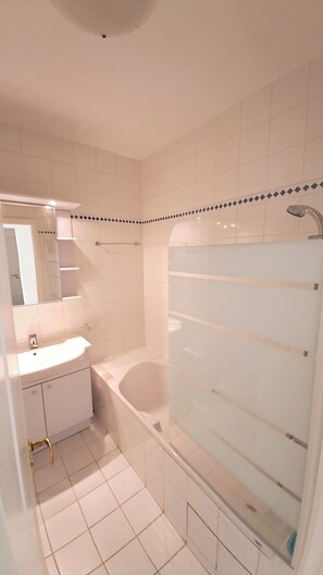 Douche, bidet, serviettes fournies