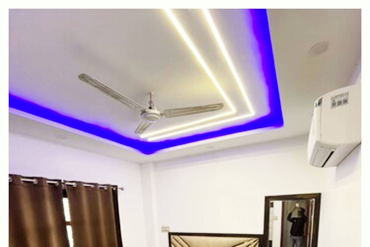 Chambre Deluxe double | Coffre-fort, bureau, systĂšme dâinsonorisation, fer et planche Ă repasser