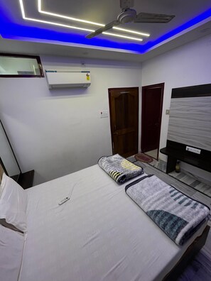 Chambre Deluxe double | Coffre-fort, bureau, système d’insonorisation, fer et planche à repasser