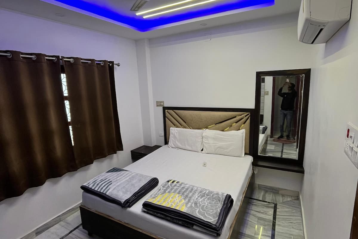 In-room safe, desk, soundproofing, iron/ironing board