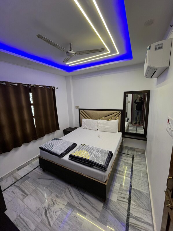 Öryggishólf í herbergi, skrifborð, hljóðeinangrun, straujárn/strauborð