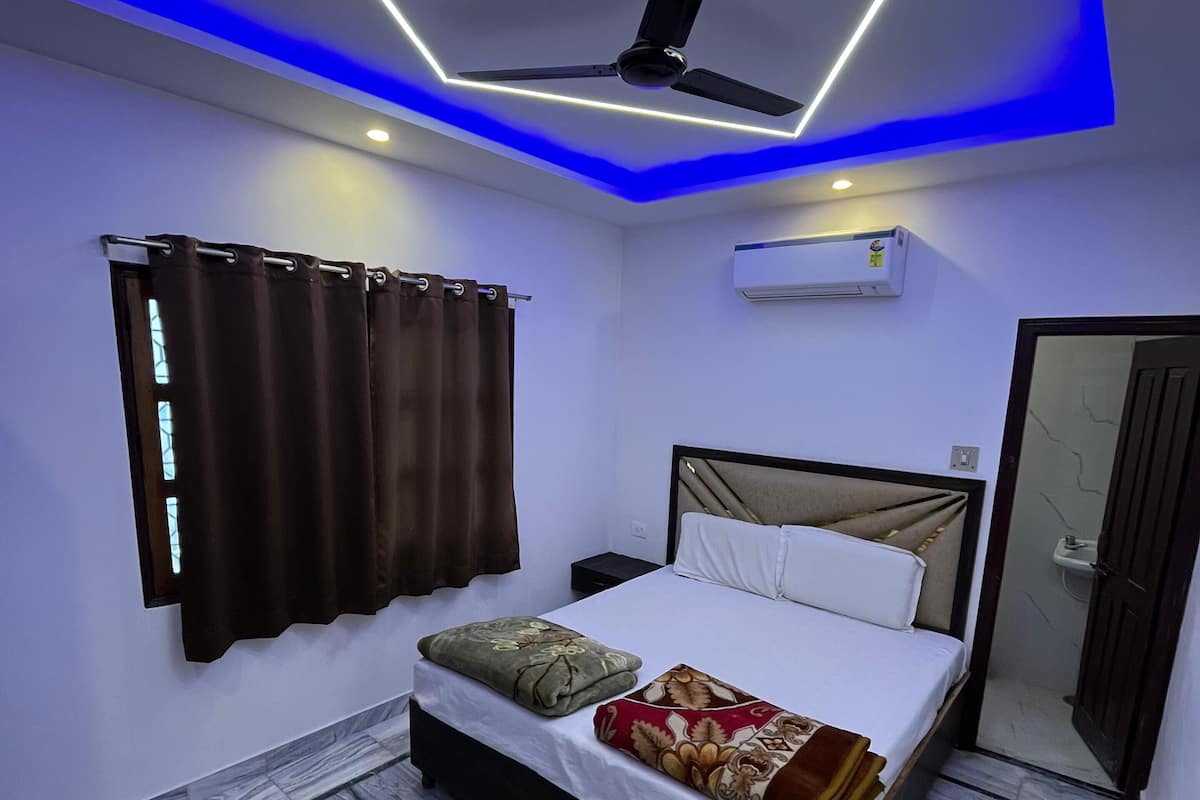 In-room safe, desk, soundproofing, iron/ironing board