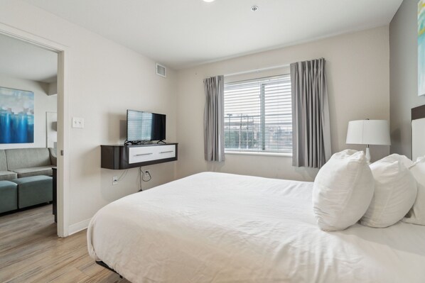 2 dormitorios, escritorio, tabla de planchar con plancha y cuna de viaje