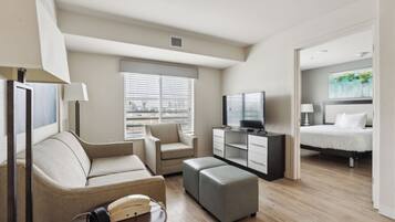 2 chambres, bureau, fer et planche à repasser, lit parapluie