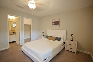 1 Schlafzimmer, Schreibtisch, Bügeleisen/Bügelbrett, Reisekinderbett