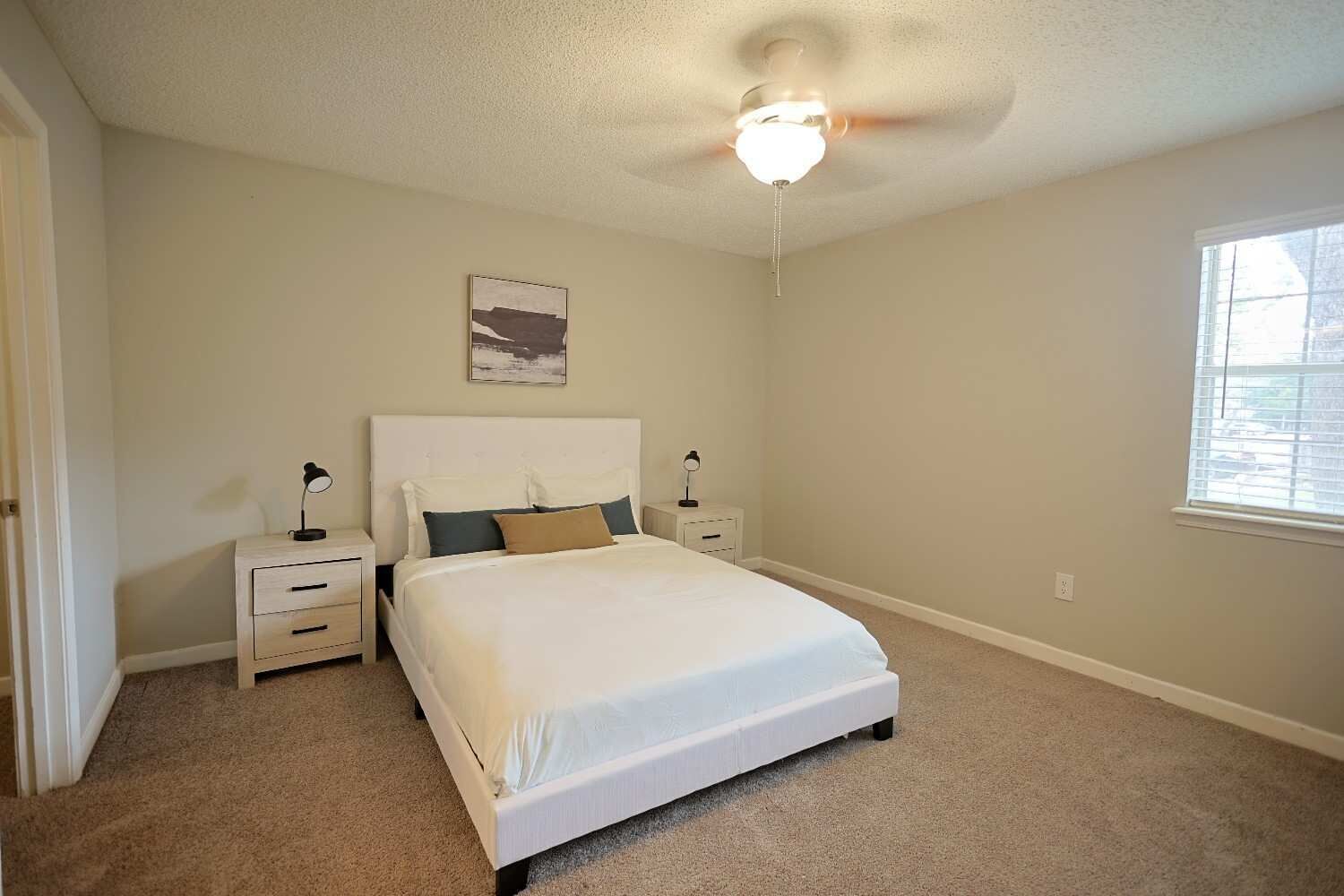 1 chambre, bureau, fer et planche à repasser, lit parapluie