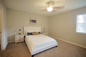 1 soverom, skrivebord, strykejern/-brett og reiseseng for barn