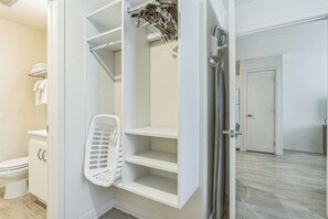 Secador de cabelo, toalhas de banho, papel higiênico 