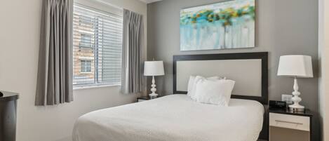 1 Schlafzimmer, Schreibtisch, Bügeleisen/Bügelbrett, Reisekinderbett