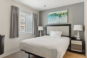 1 Schlafzimmer, Schreibtisch, Bügeleisen/Bügelbrett, Reisekinderbett